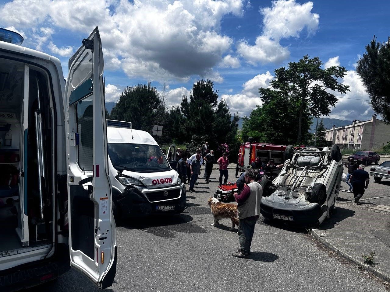 Minibüse çarpıp ters döndü, sürücü sıkıştı