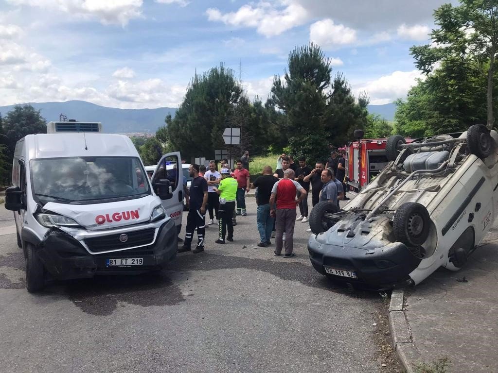 Minibüse çarpıp ters döndü, sürücü sıkıştı