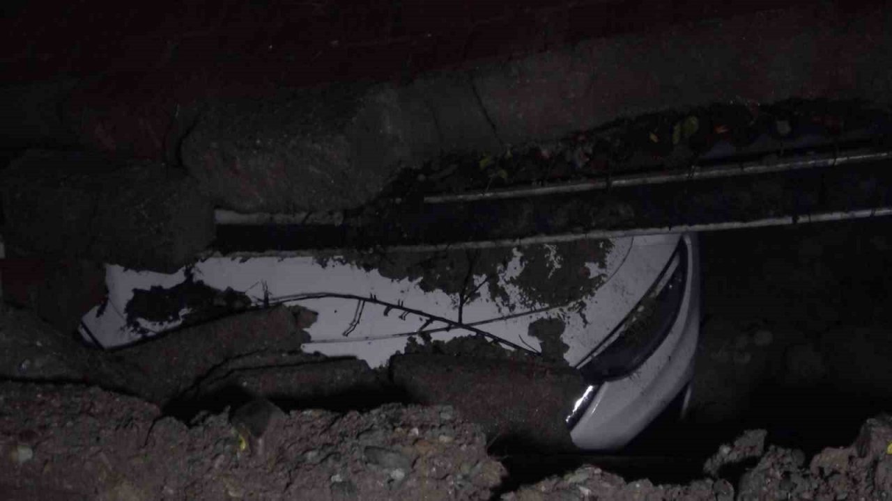 İstinat duvarı çöktü, 6 araç altında kaldı