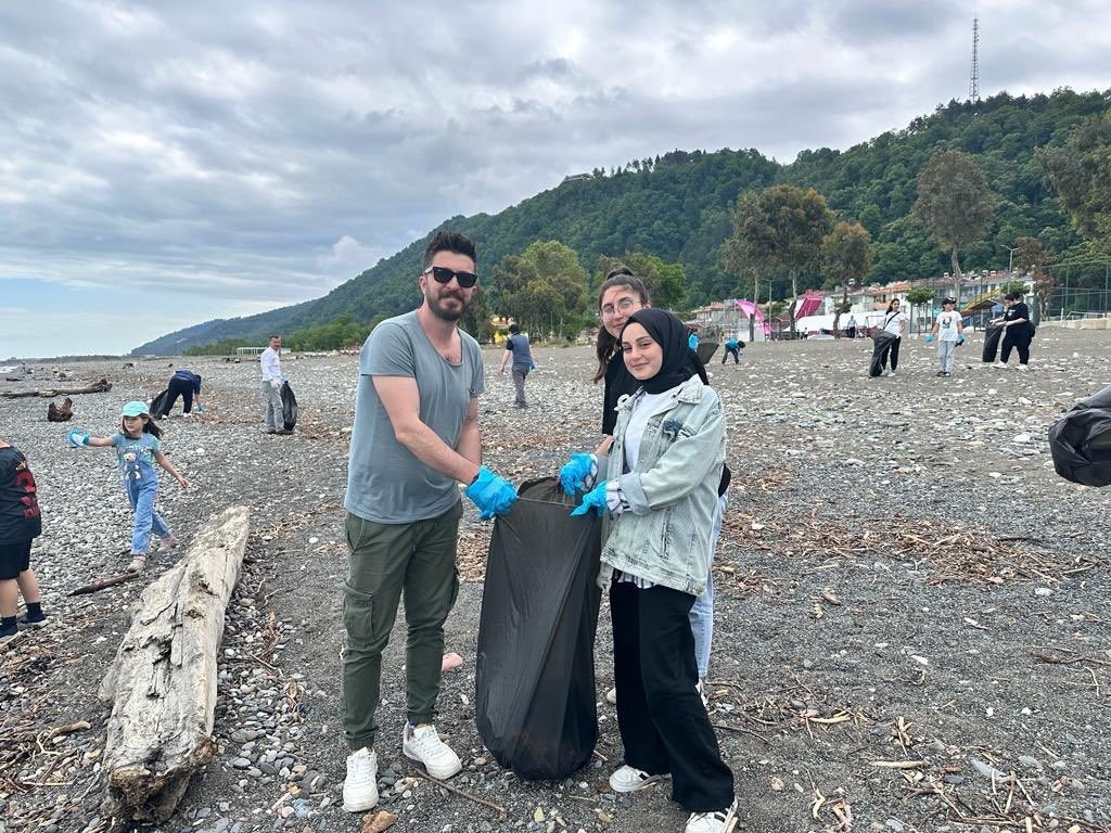 Sezon öncesinde vatandaşlar Karadeniz sahilini temizledi