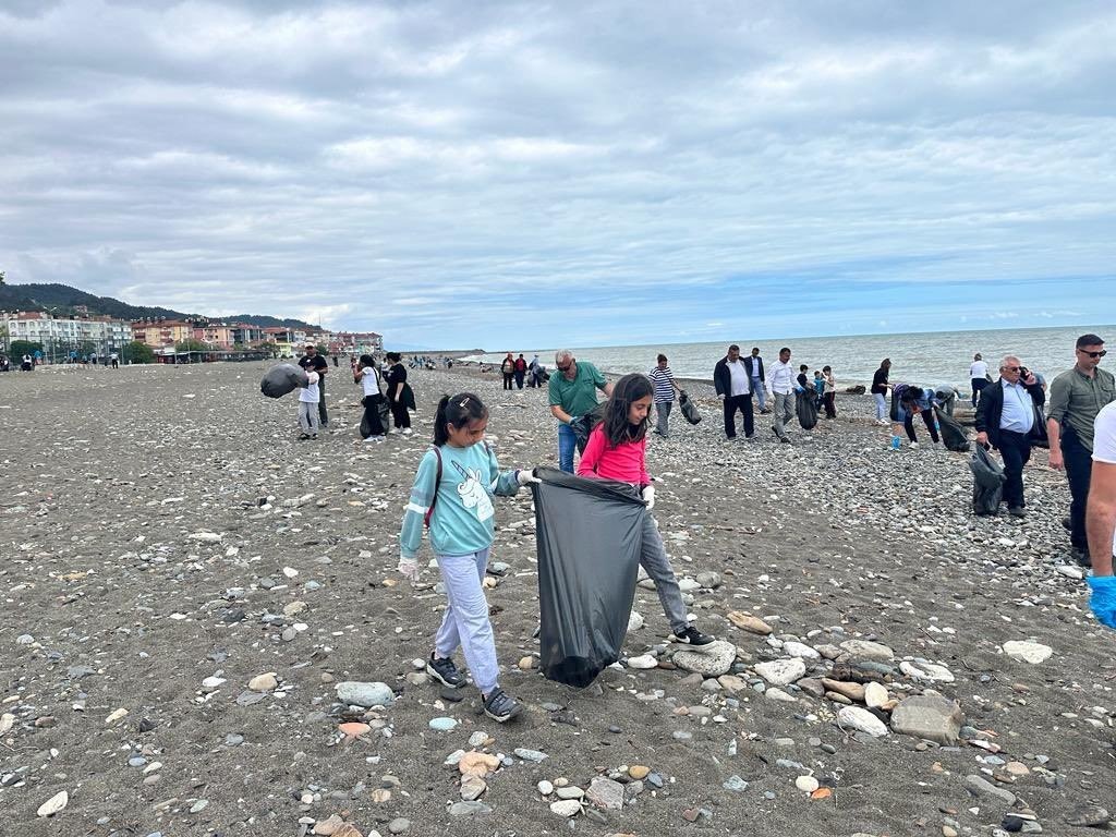 Sezon öncesinde vatandaşlar Karadeniz sahilini temizledi
