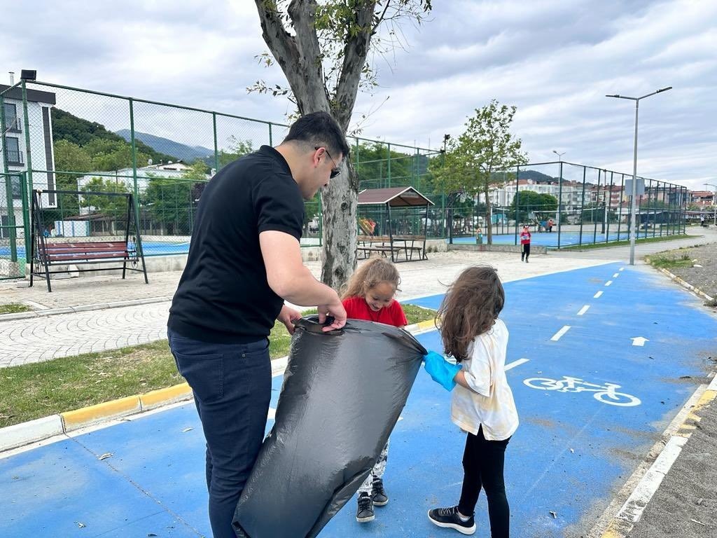 Sezon öncesinde vatandaşlar Karadeniz sahilini temizledi