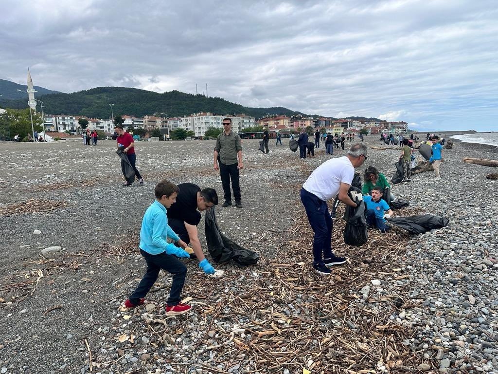 Sezon öncesinde vatandaşlar Karadeniz sahilini temizledi