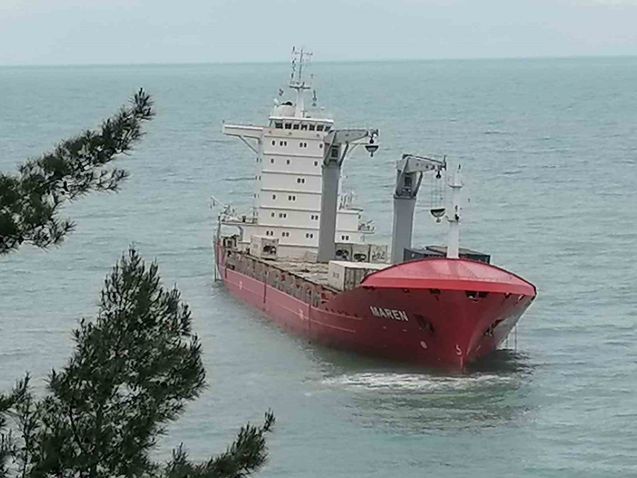 Karaya oturan yük gemisindeki konteynerler tahliye edildi