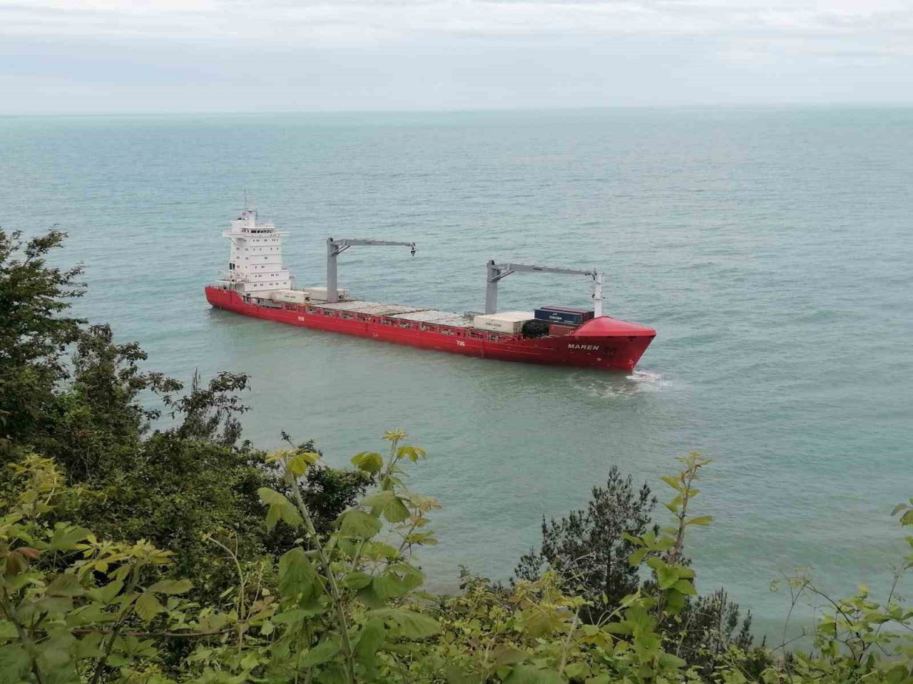 Karaya oturan yük gemisindeki konteynerler tahliye edildi