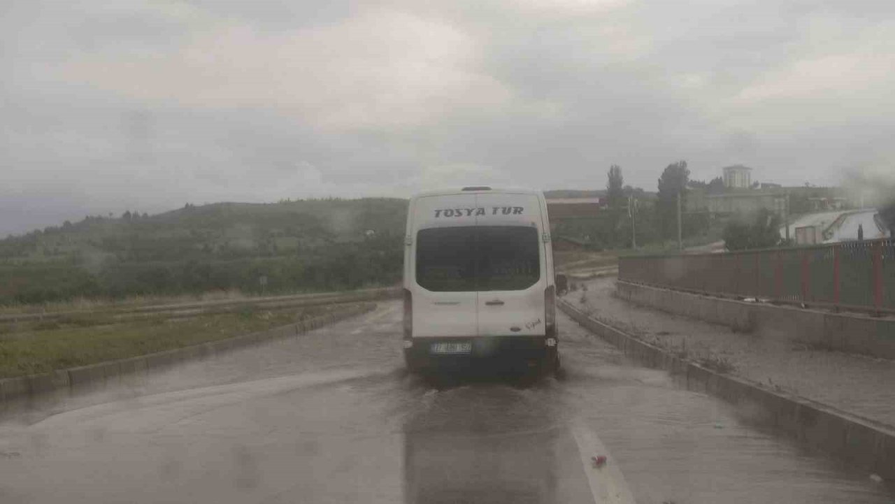 D100’deki su birikintisi sürücülere zor anlar yaşattı