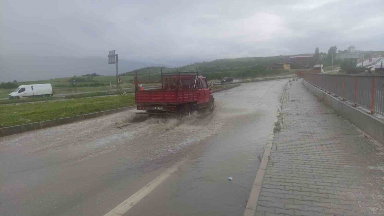 D100’deki su birikintisi sürücülere zor anlar yaşattı