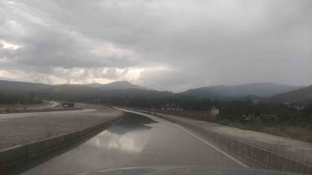 D100’deki su birikintisi sürücülere zor anlar yaşattı