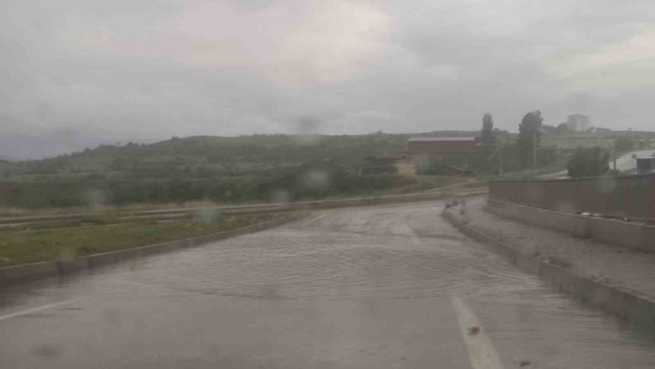 D100’deki su birikintisi sürücülere zor anlar yaşattı