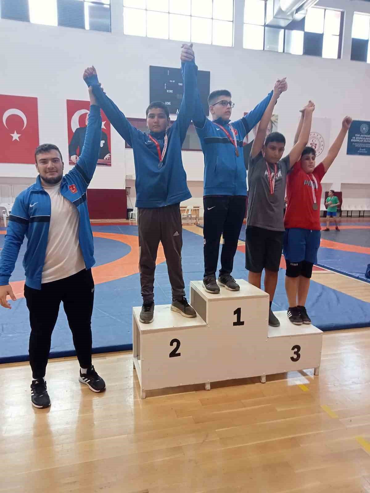 Döşemealtı pehlivanları kürsüden inmedi