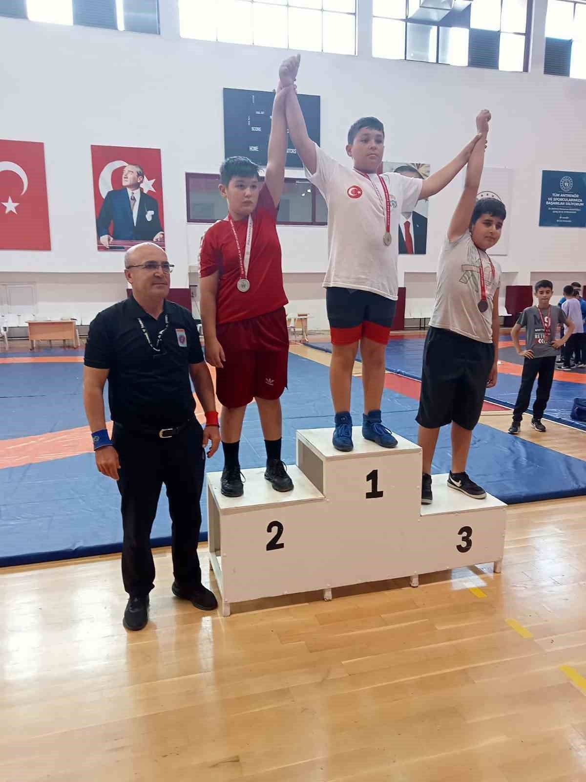 Döşemealtı pehlivanları kürsüden inmedi