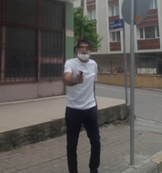 Boşanma aşamasındaki eşine silah çekti