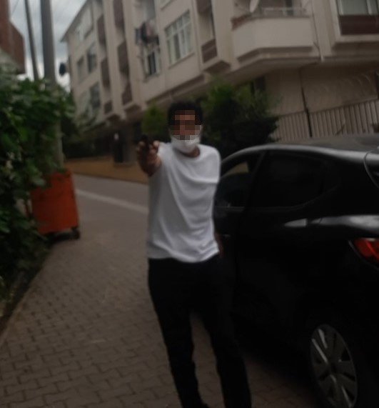 Boşanma aşamasındaki eşine silah çekti