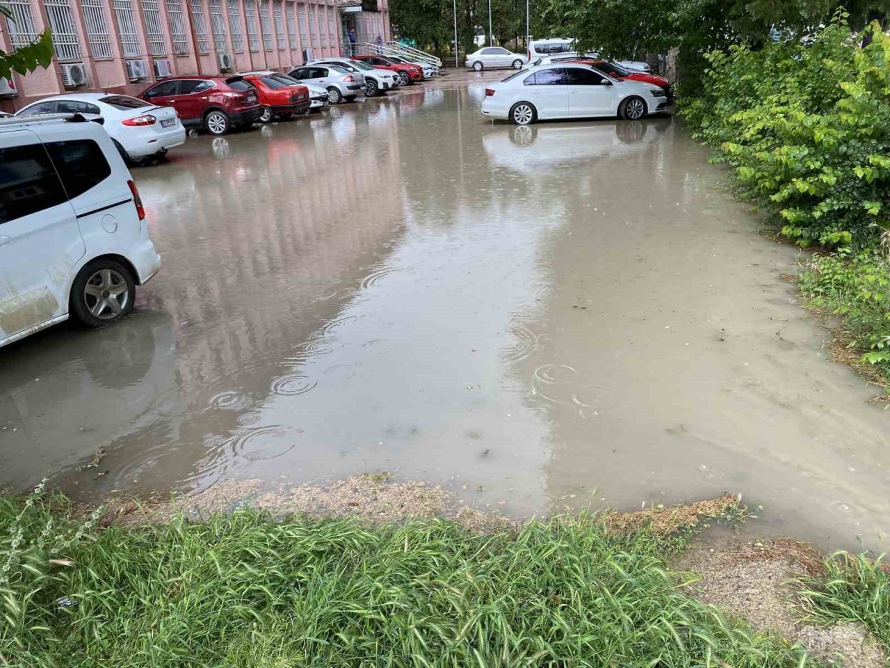 Kulu’da şiddetli yağmur su taşkınlarına neden oldu