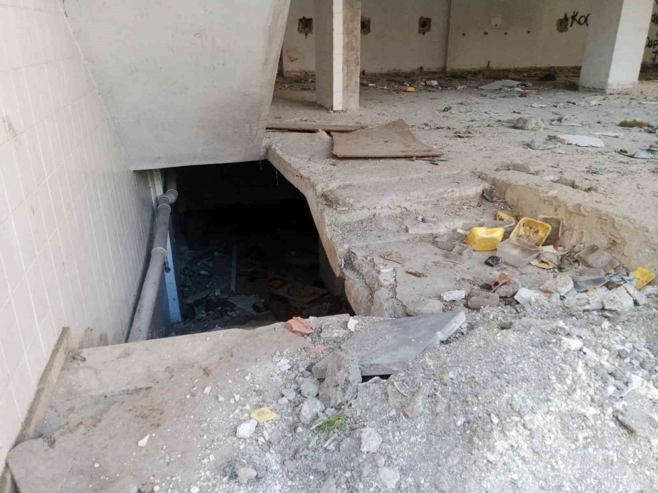 Metruk binadan saçılan kötü koku vatandaşları rahatsız ediyor