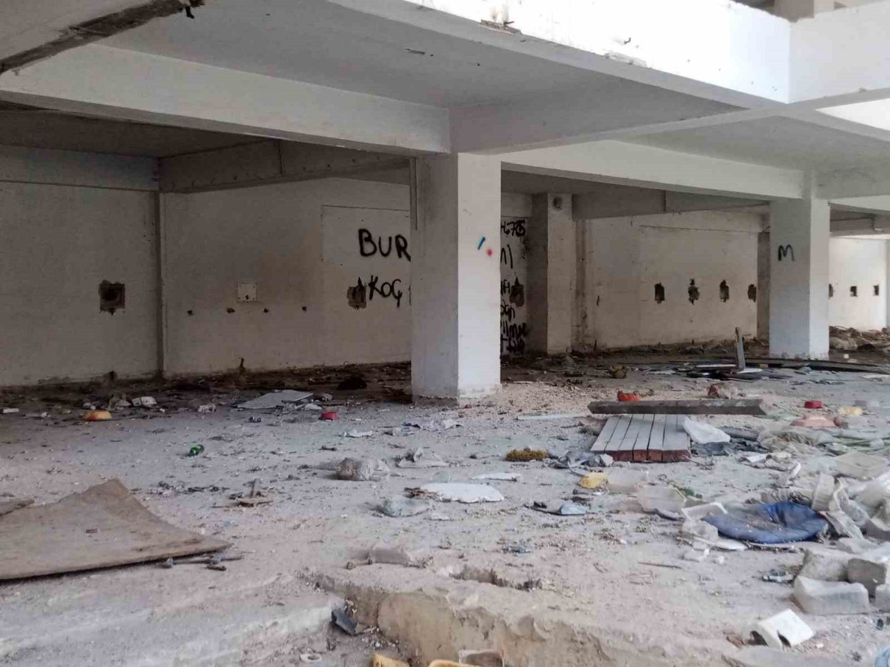 Metruk binadan saçılan kötü koku vatandaşları rahatsız ediyor