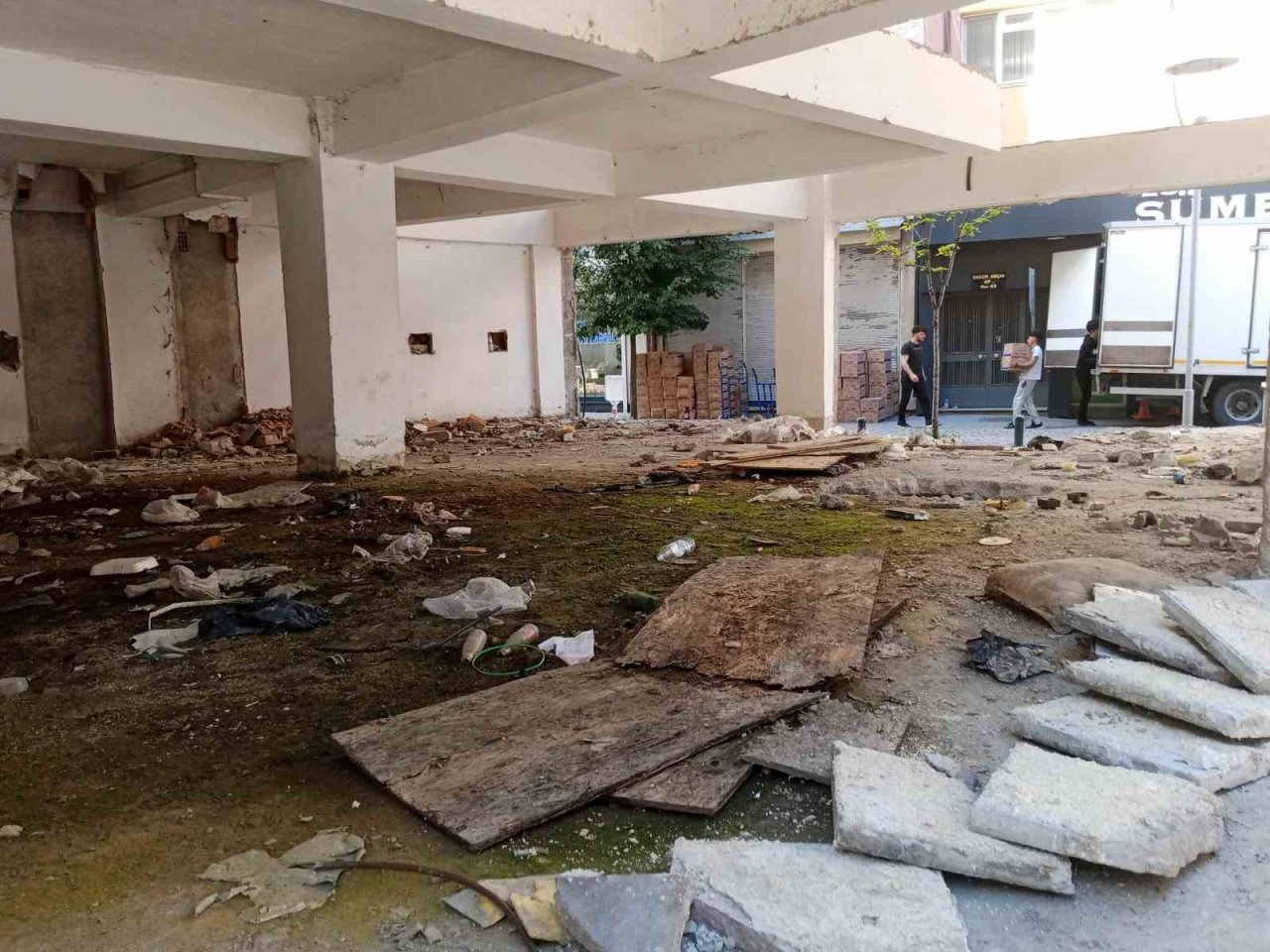 Metruk binadan saçılan kötü koku vatandaşları rahatsız ediyor