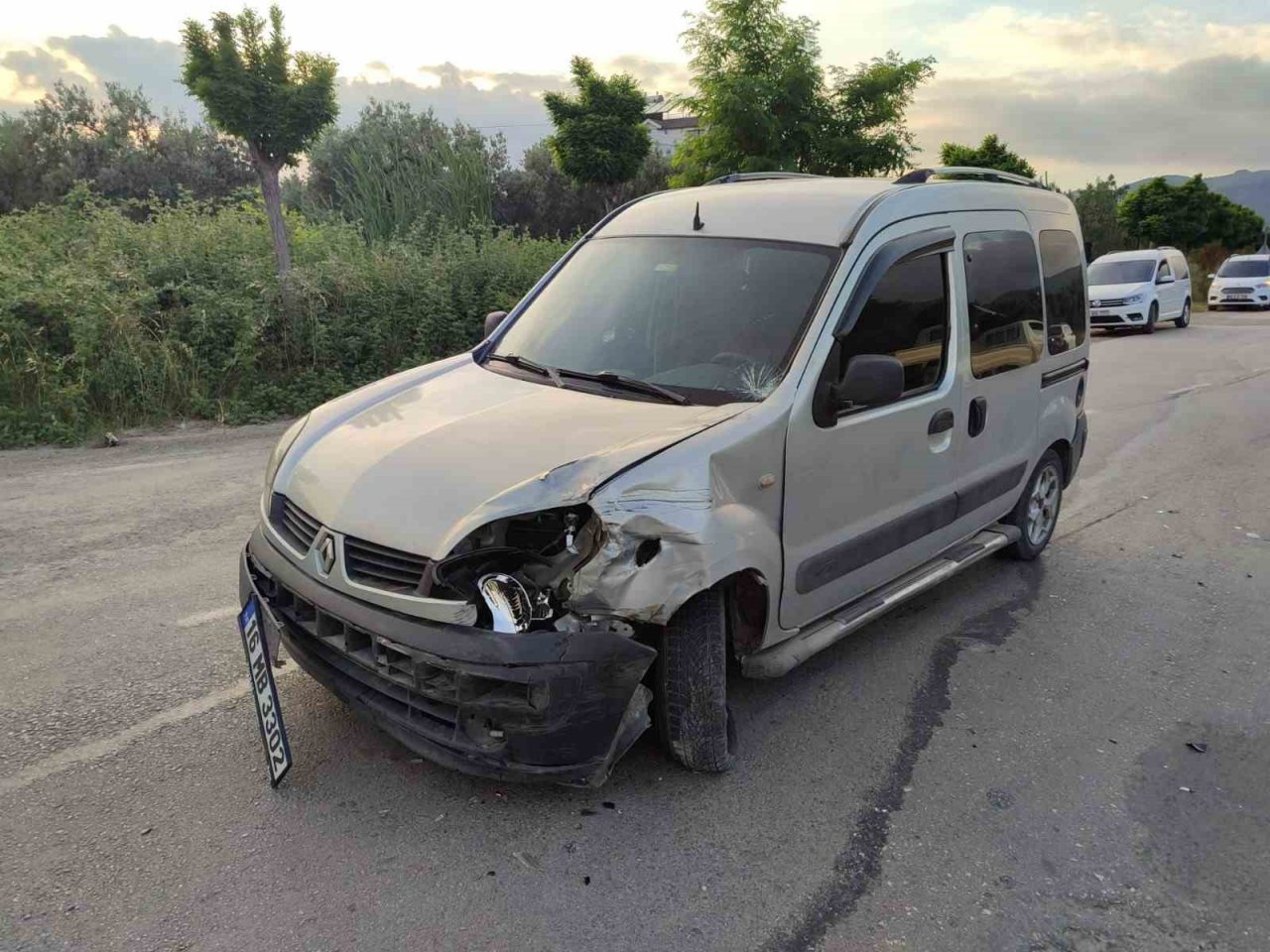 Motosiklet hafif ticari araçla çarpıştı