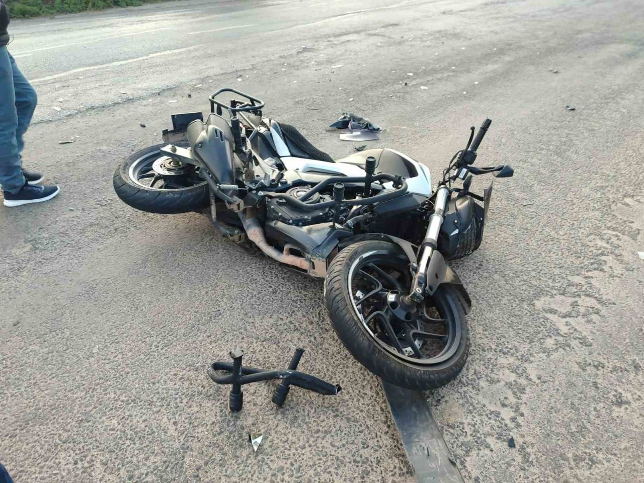 Motosiklet hafif ticari araçla çarpıştı