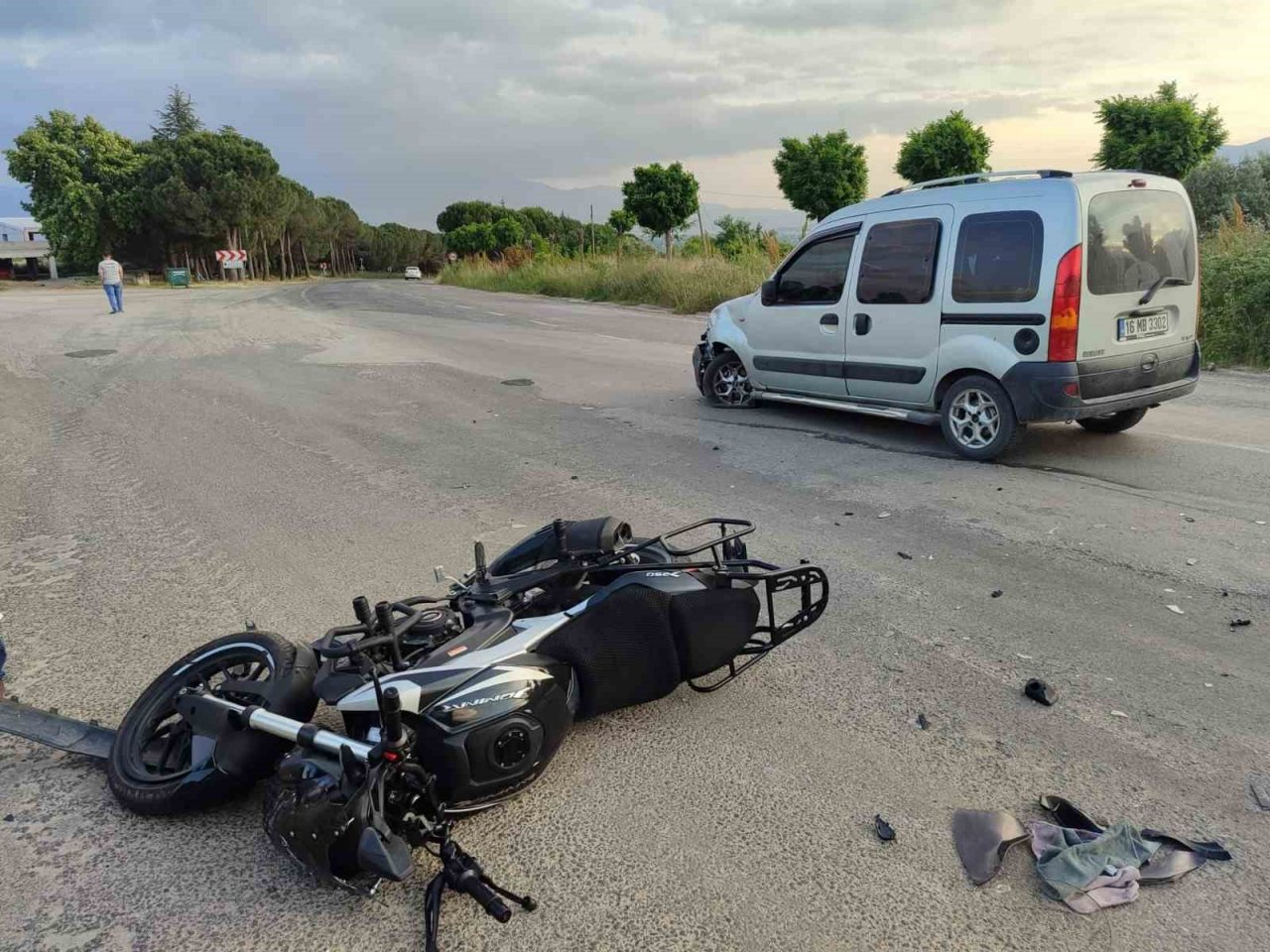 Motosiklet hafif ticari araçla çarpıştı