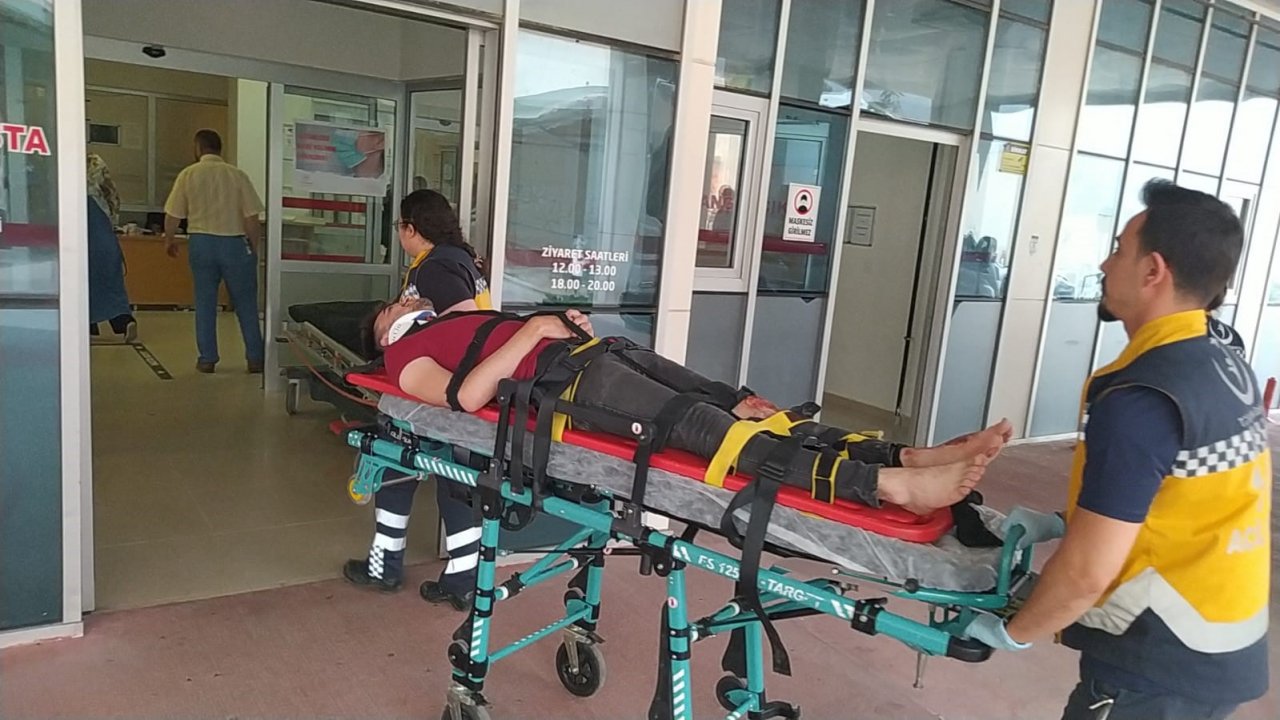 Motosiklet hafif ticari araçla çarpıştı