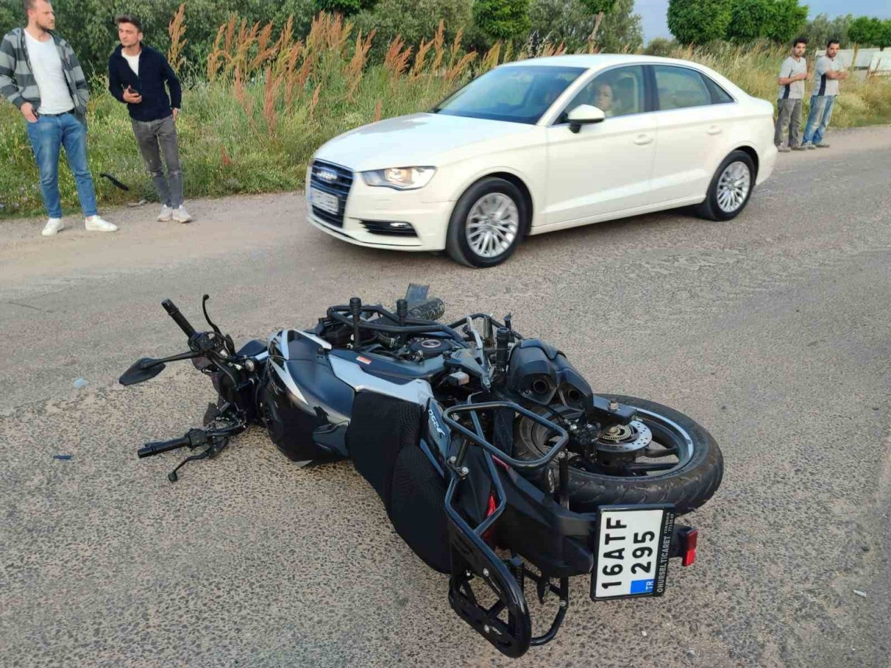 Motosiklet hafif ticari araçla çarpıştı