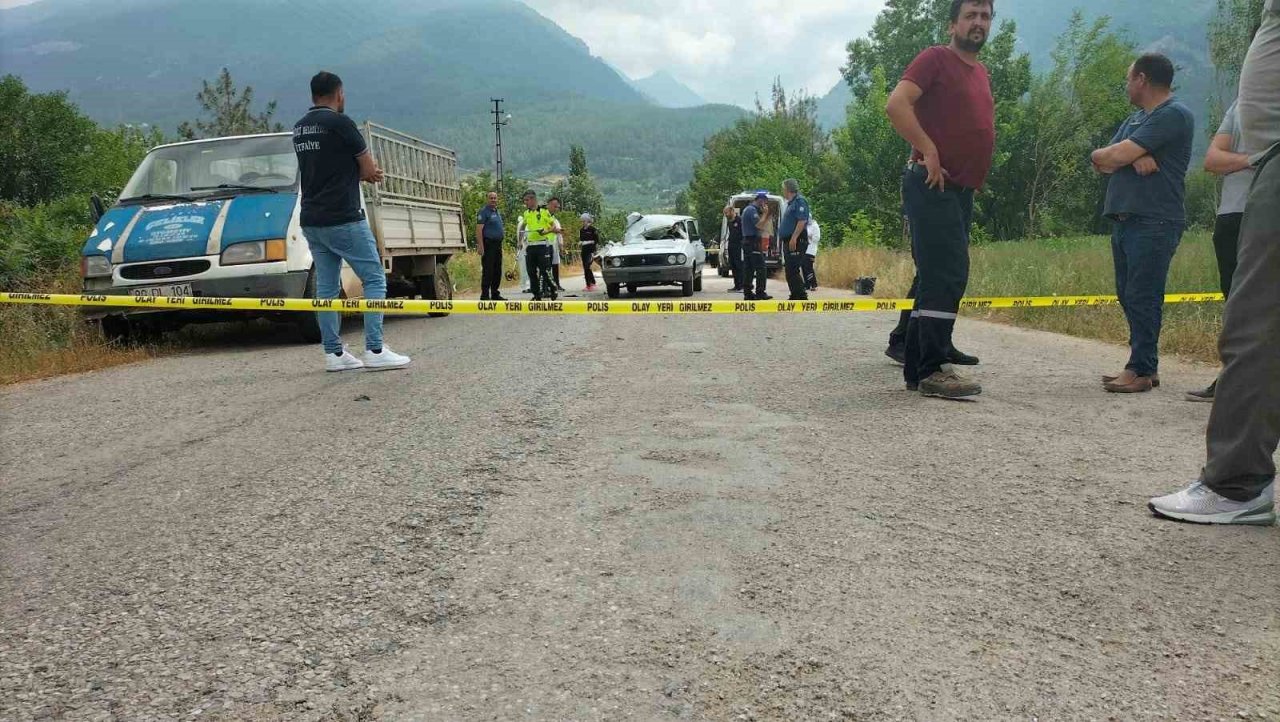 Bayram alışverişine giden kardeşleri kaza ayırdı: 1 ölü,3 yaralı