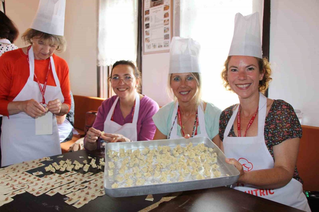 Avrupalı akademisyenler hamur açıp mantı yaptı