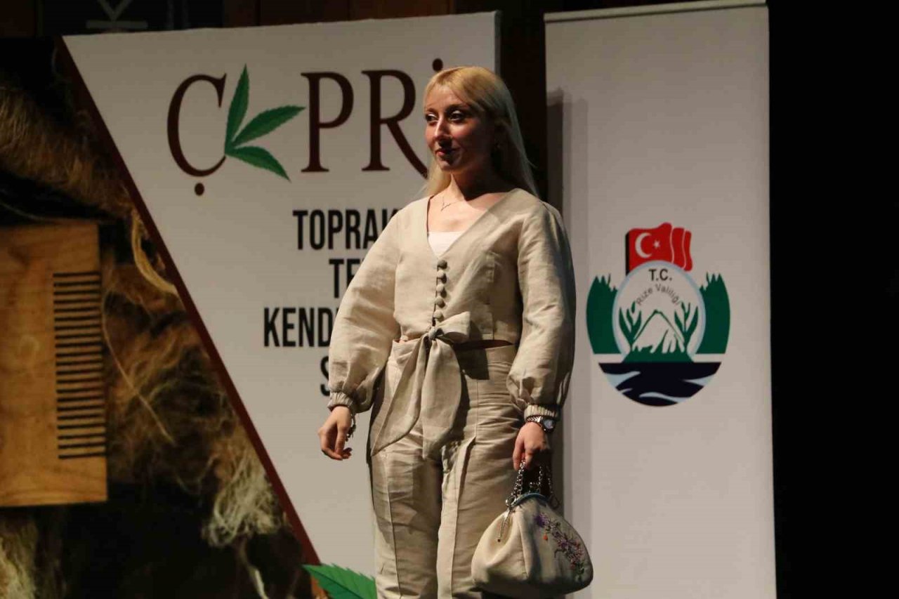 Rize Bezinden yapılan kıyafetler defilede sergilendi