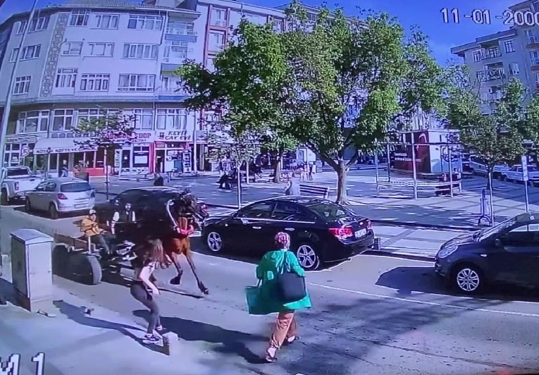 Sahibinin zapt edemediği atın ters yönde 4 nala koşarken yayaya çarptığı anlar kameraya yansıdı