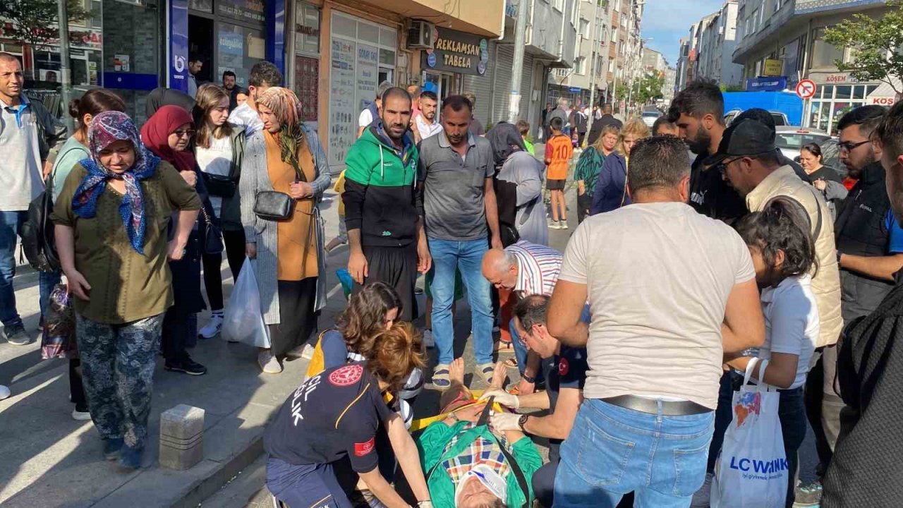 Sahibinin zapt edemediği atın ters yönde 4 nala koşarken yayaya çarptığı anlar kameraya yansıdı