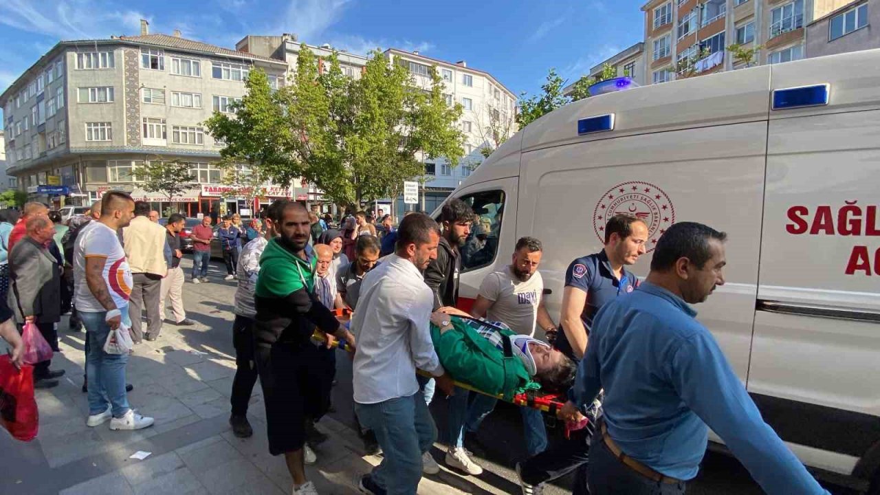 Sahibinin zapt edemediği atın ters yönde 4 nala koşarken yayaya çarptığı anlar kameraya yansıdı