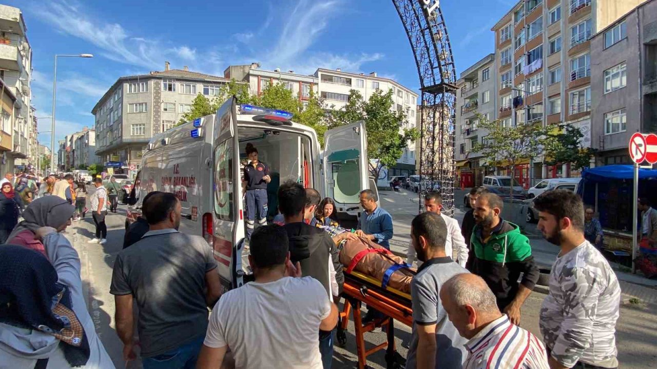 Sahibinin zapt edemediği atın ters yönde 4 nala koşarken yayaya çarptığı anlar kameraya yansıdı