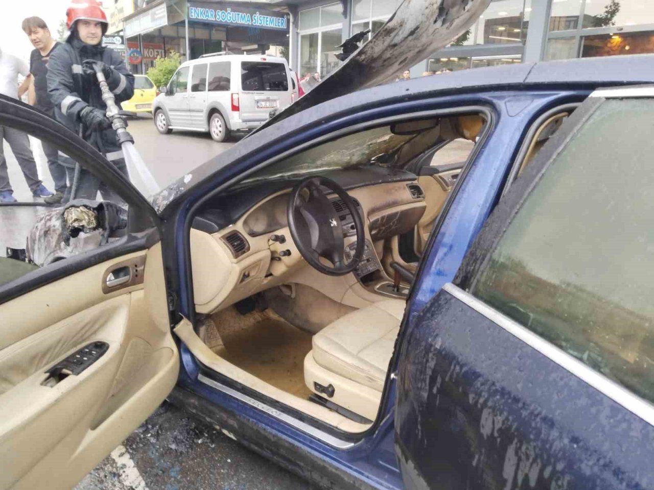 Seyir halindeyken alev aldı, itfaiyenin müdahalesi faciayı önledi