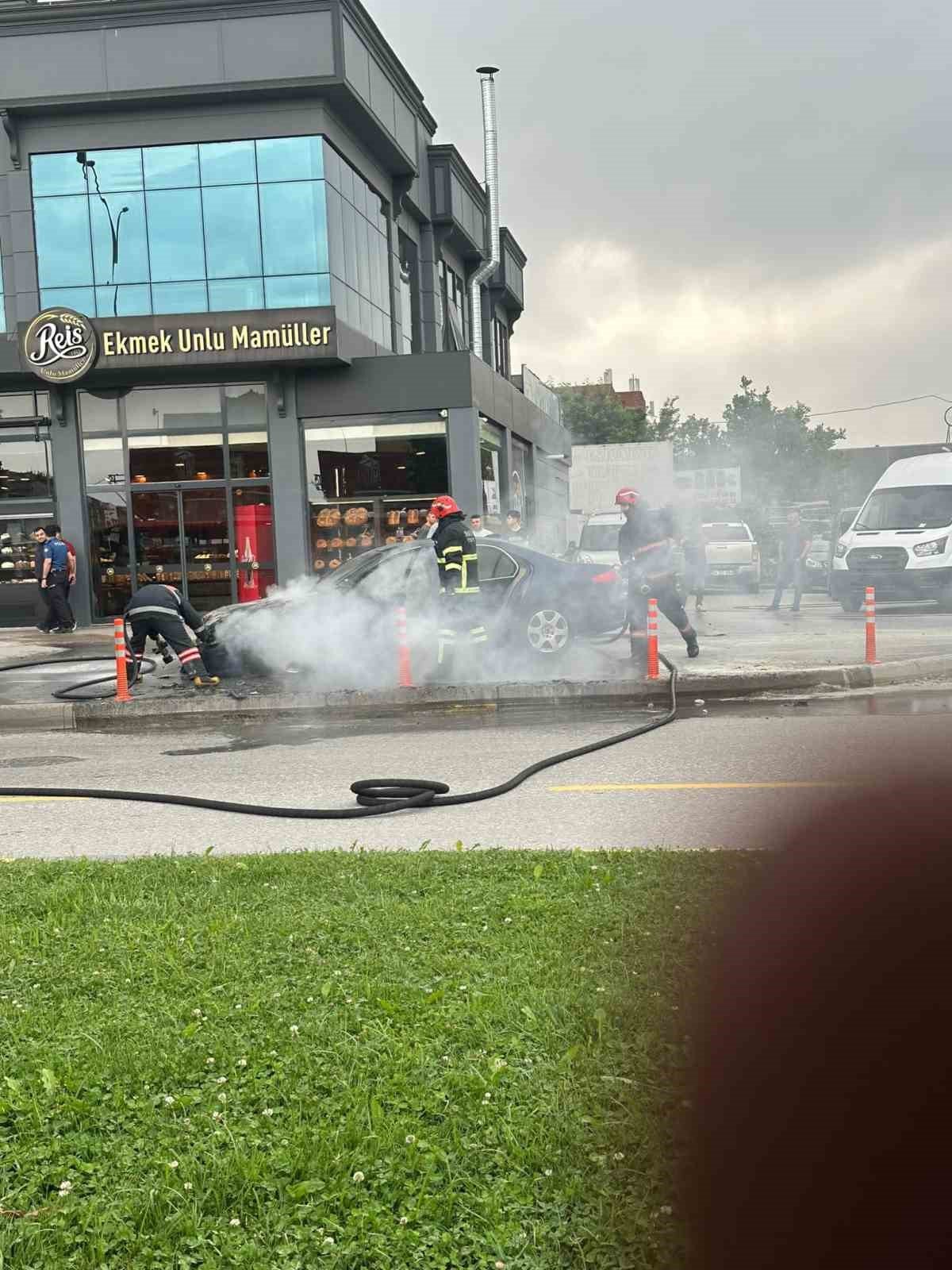 Seyir halindeyken alev aldı, itfaiyenin müdahalesi faciayı önledi