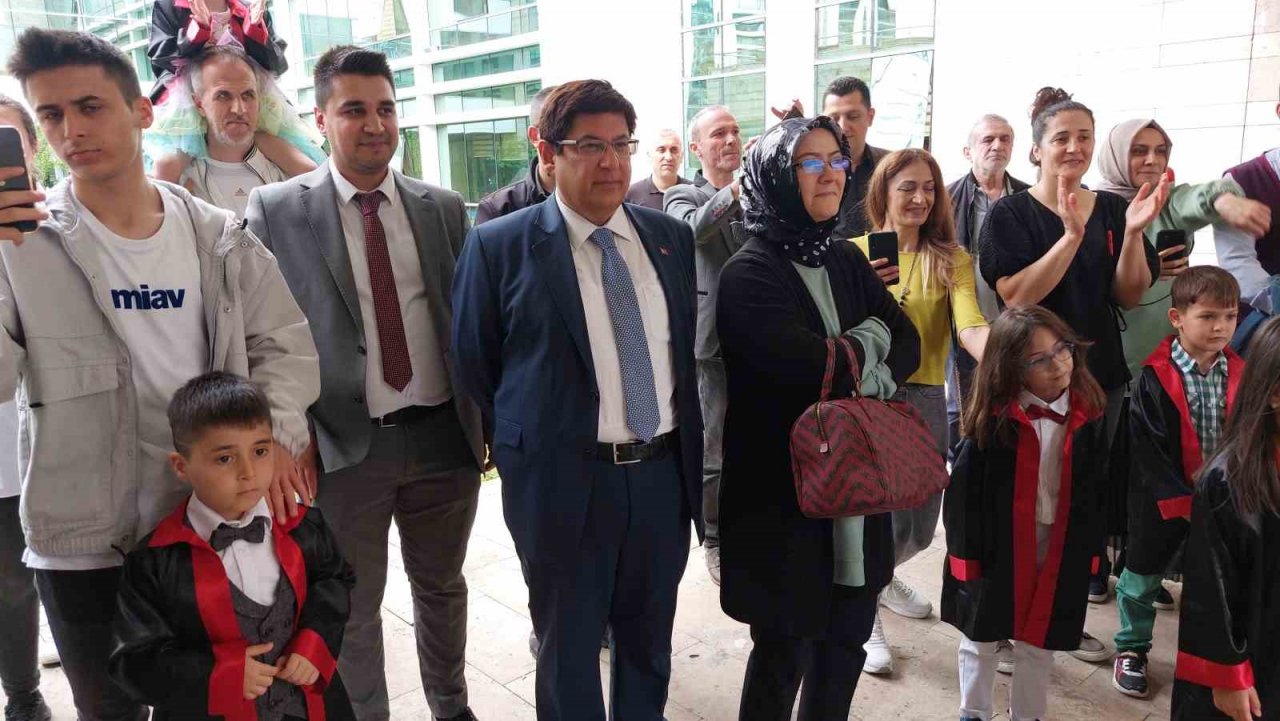 Adliye bahçesi miniklerin mezuniyet coşkusu ile şenlendi