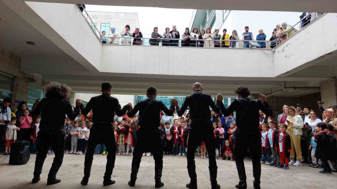 Adliye bahçesi miniklerin mezuniyet coşkusu ile şenlendi