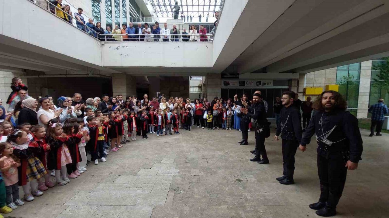 Adliye bahçesi miniklerin mezuniyet coşkusu ile şenlendi