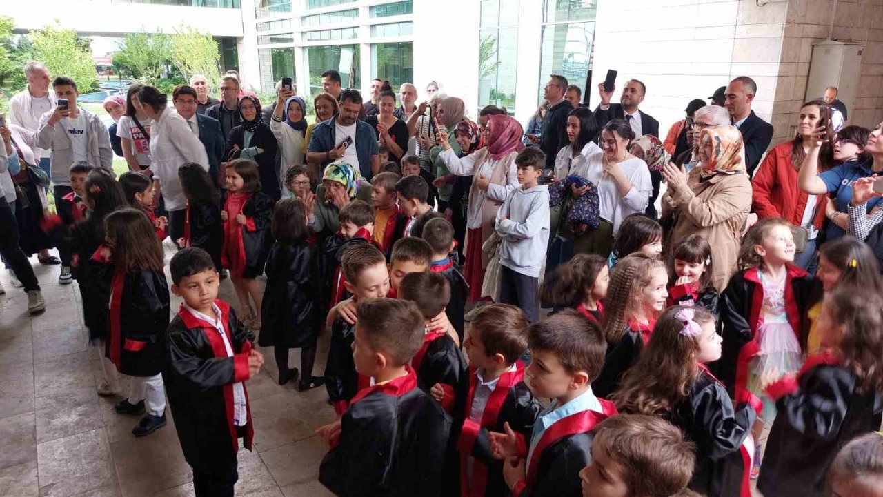 Adliye bahçesi miniklerin mezuniyet coşkusu ile şenlendi