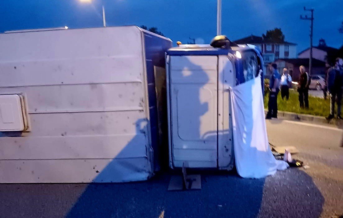 Samsun’da kargo kamyonu devrildi: 1 ölü