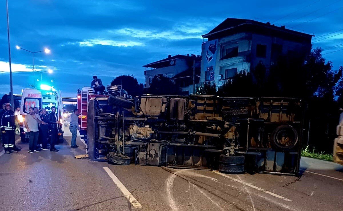 Samsun’da kargo kamyonu devrildi: 1 ölü