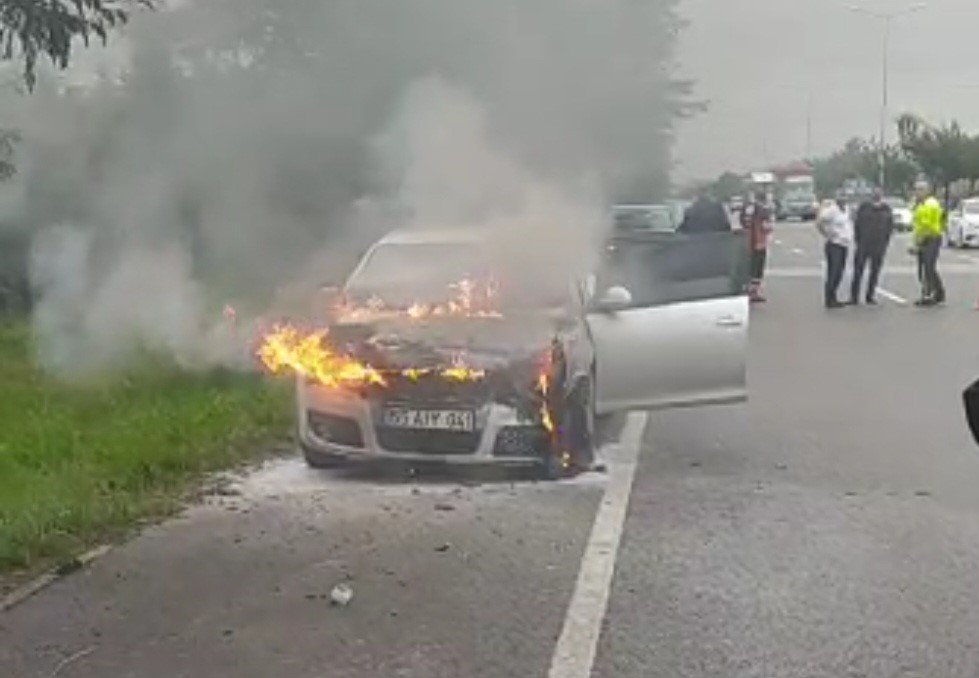 Seyir halindeki otomobil alevlere teslim oldu