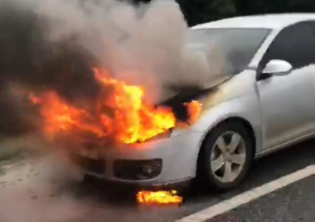 Seyir halindeki otomobil alevlere teslim oldu