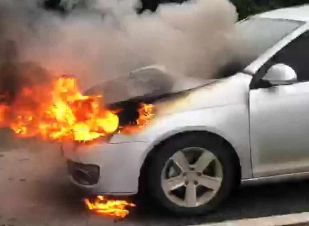 Seyir halindeki otomobil alevlere teslim oldu