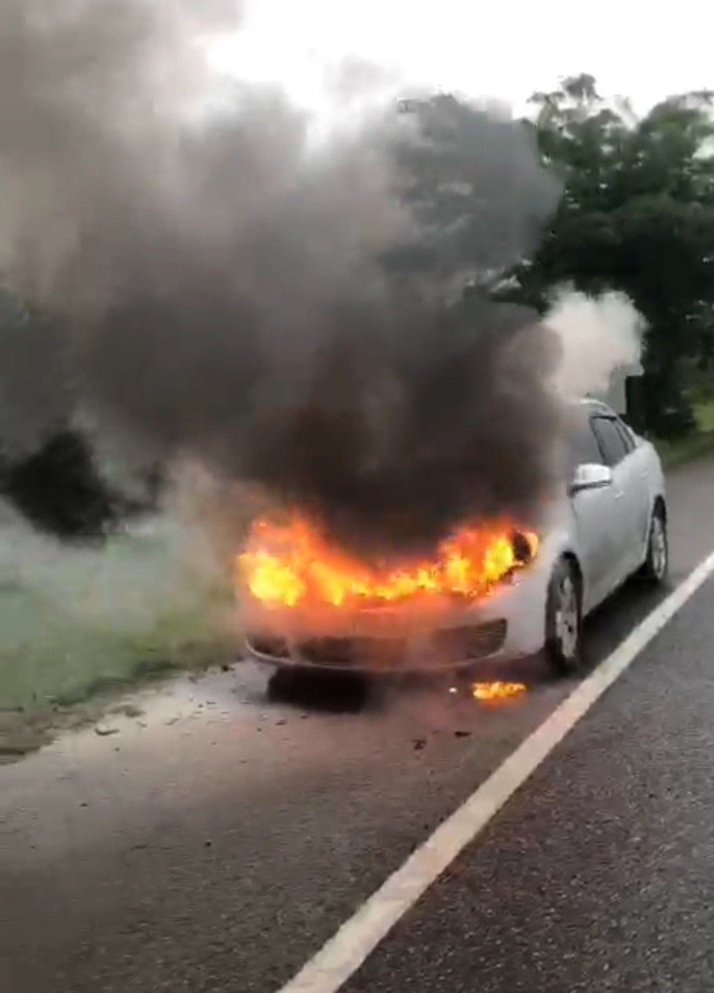 Seyir halindeki otomobil alevlere teslim oldu