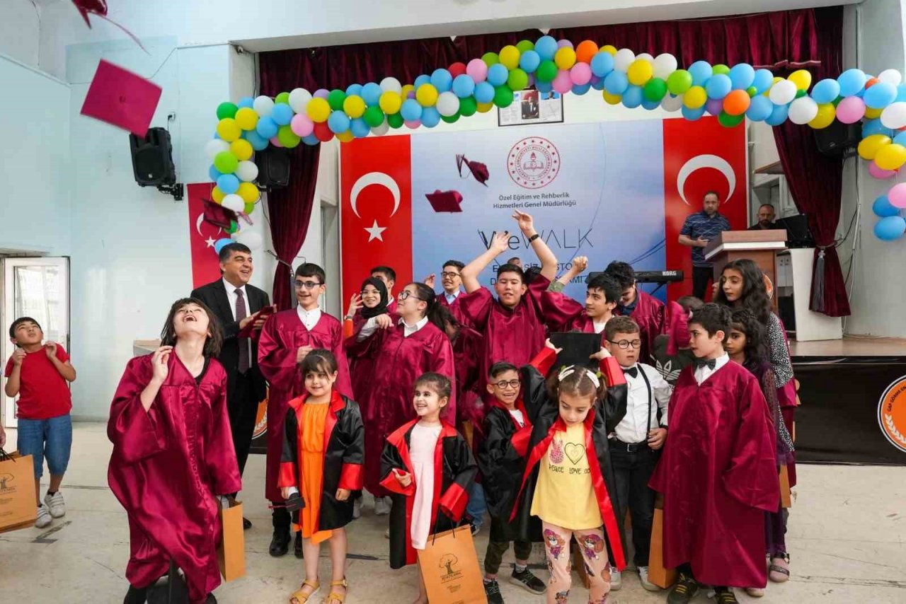 Fadıloğlu, engelli öğrencilerin heyecan ve mutluluklarını paylaştı