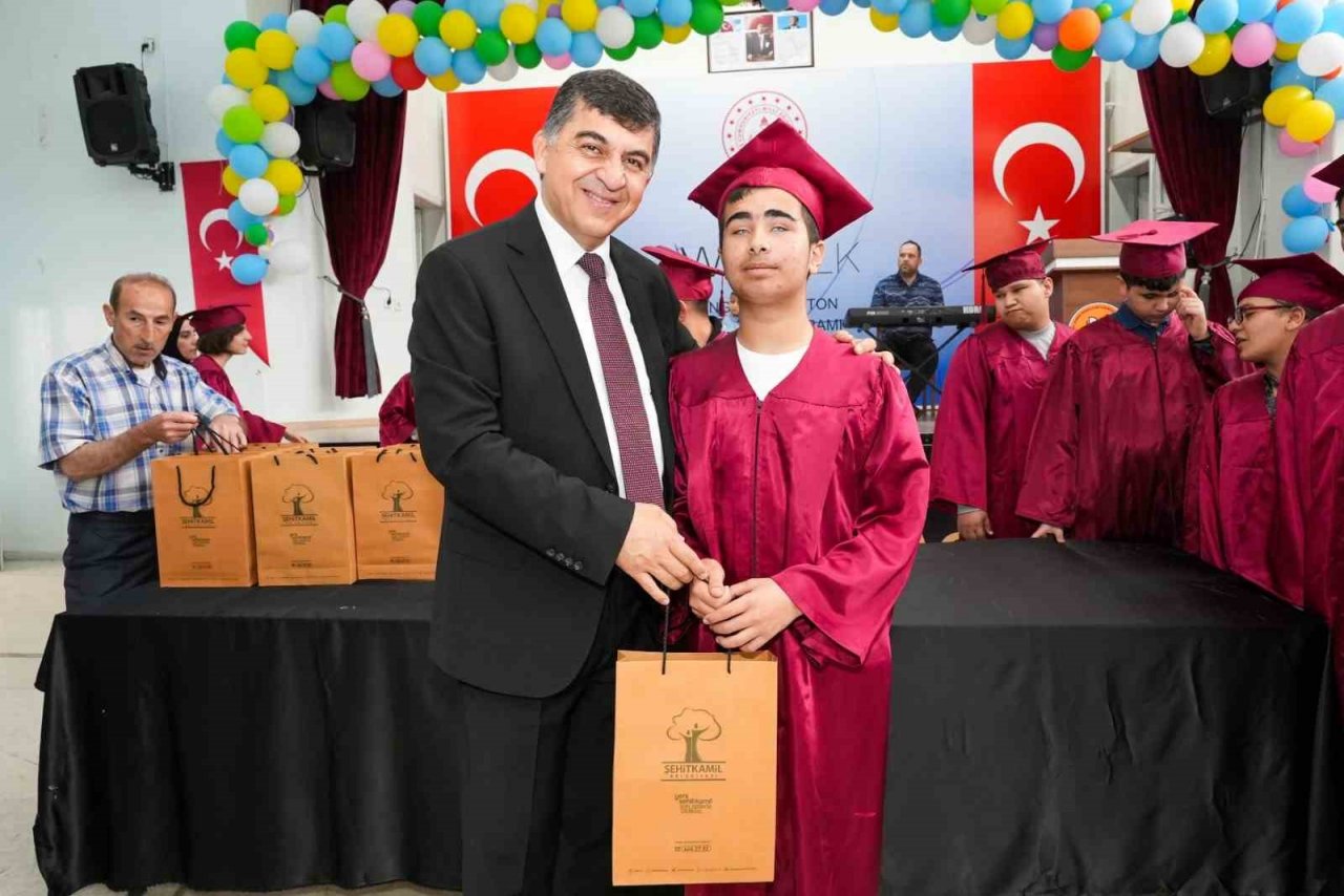 Fadıloğlu, engelli öğrencilerin heyecan ve mutluluklarını paylaştı