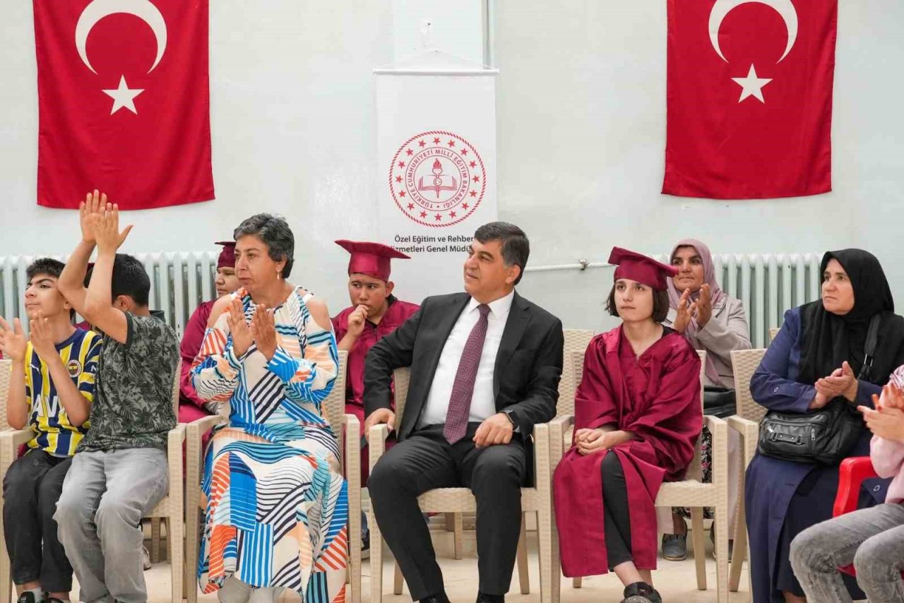 Fadıloğlu, engelli öğrencilerin heyecan ve mutluluklarını paylaştı
