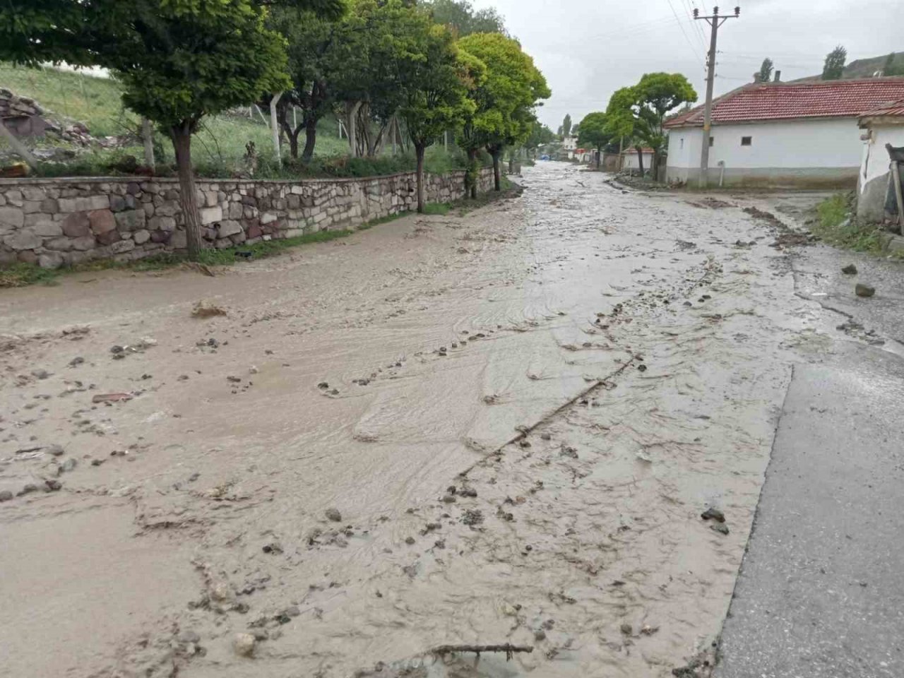 Ankara’da sel hayatı durma noktasına getirdi