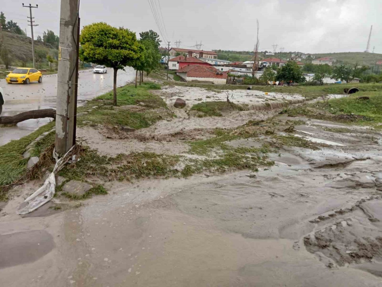 Ankara’da sel hayatı durma noktasına getirdi